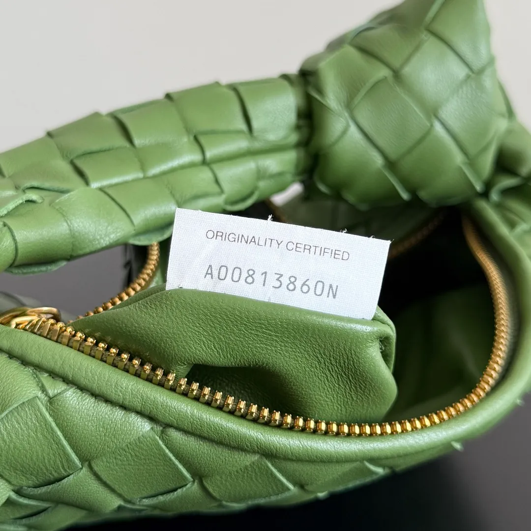 Batch 1120 Bottega veneta͙.——The latest woven knotted hobo🔥 The top-grade lambskin leather is very soft, the bag shape is unique, practical and durable. It retains the traditional woven elements while being a little more flamboyant ~ Made of hand-woven sheepskin, zipper opening and closing, curved seamless structure, effortless to match. Highly recommended⚠️⚠️⚠️ The highest-end in the market🌈 Welcome to compare [all shipped from the factory with a full set of packaging] size: 26x13x8.5cm.    Model: 651876